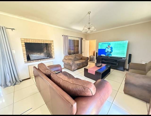3 BEDROOM HOUSE FOR SALE IN TAFELZICHT